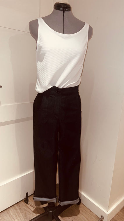 Runway final — look 1 full silhouette