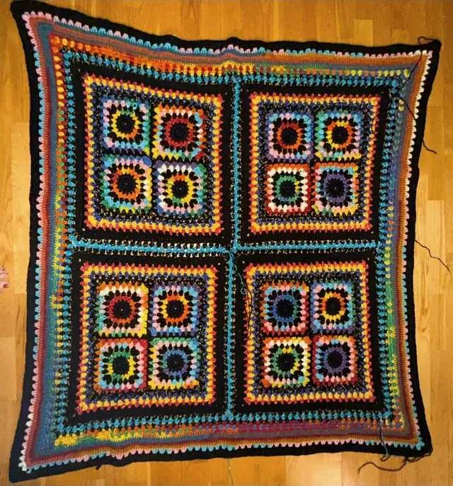 Square crochet pillow front with concentric squares